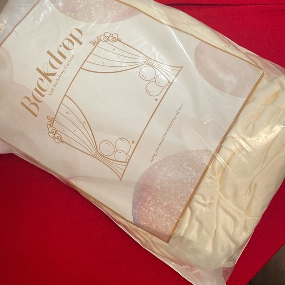 Ivory Round Backdrop - Picture 2 of 3